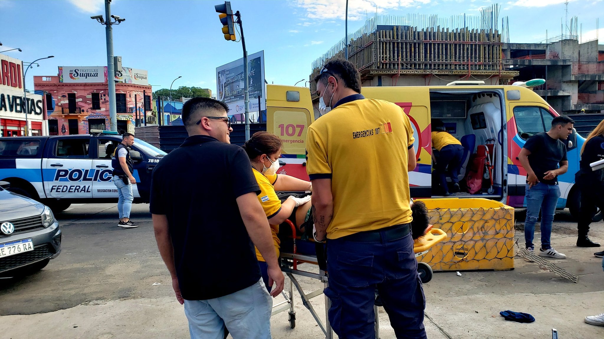 Una unidad del 107 atendió al uniformado.