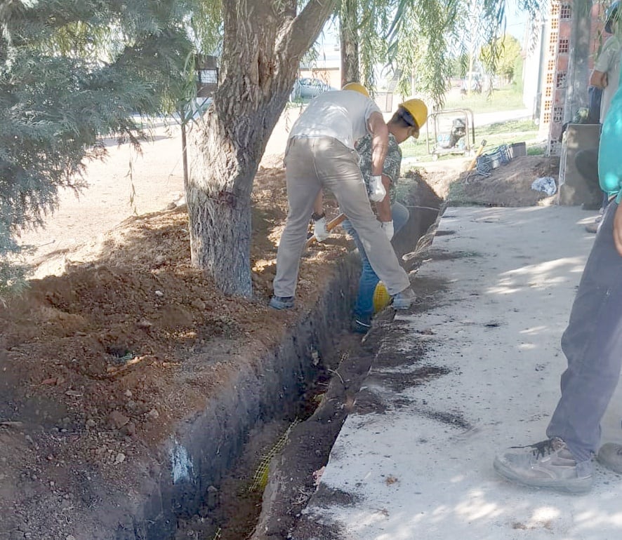 Obras Públicas de Tres Arroyos realiza trabajos de conexión de gas y de cordón cuneta en distintos puntos de la ciudad