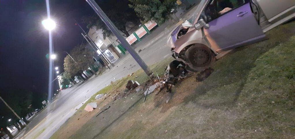 El hombre chocó con su auto un poste de luz y fue detectado por las autoridades