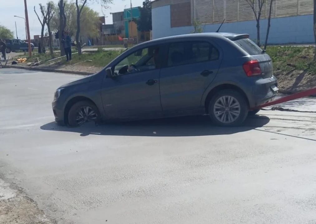 El auto en medio de la calle recién asfaltada.