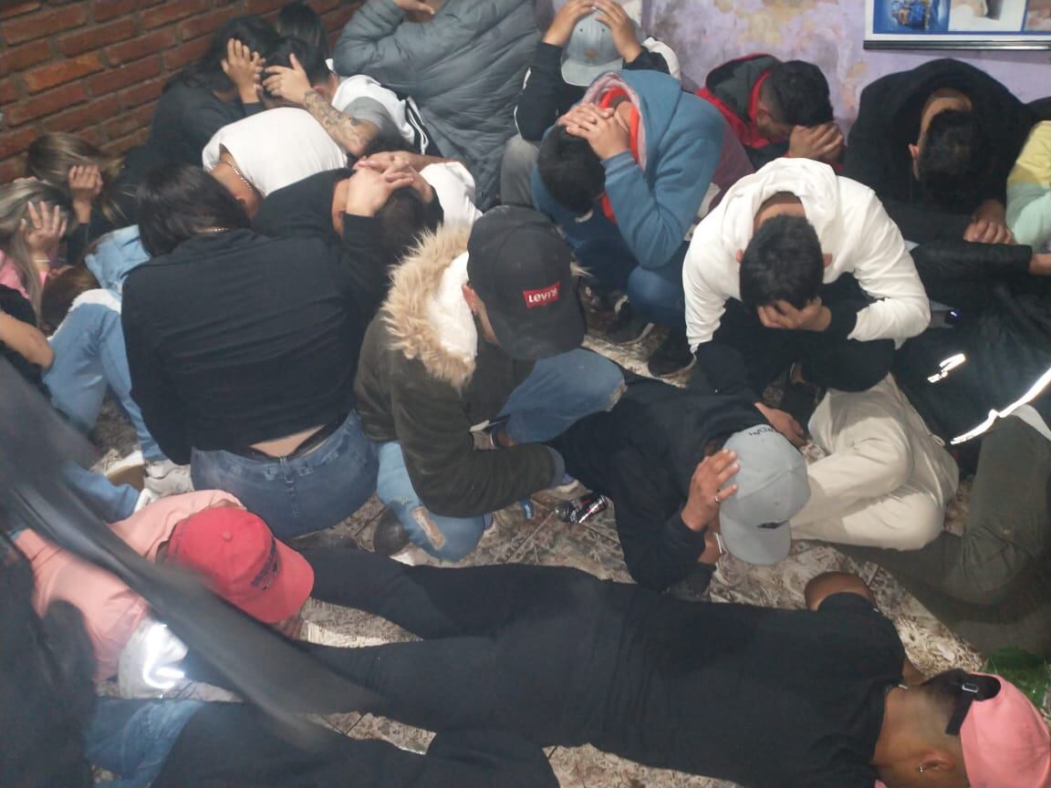 Las personas que estaban en la fiesta fueron demoradas y trasladadas a una comisaría local.