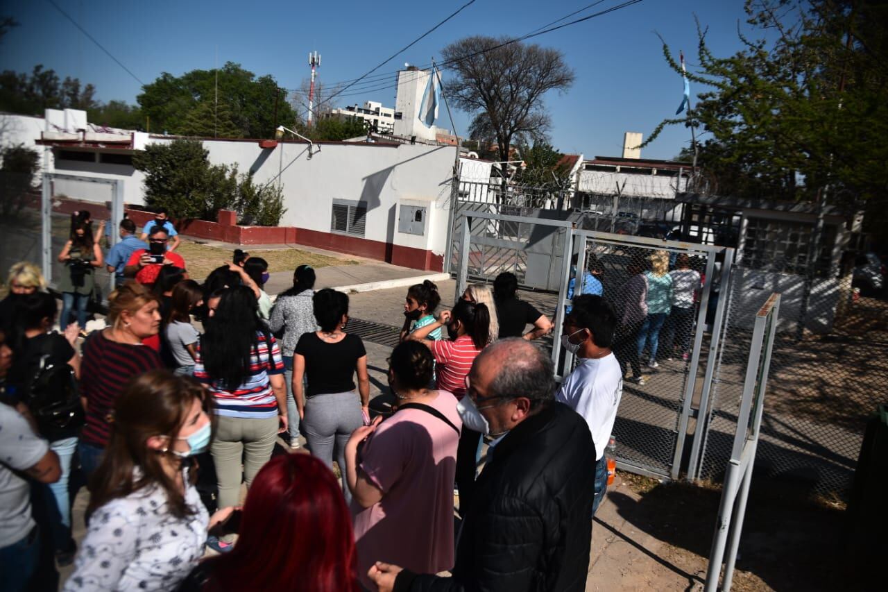 Familiares de internos se encuentran en las inmediaciones del establecimiento penitenciario.