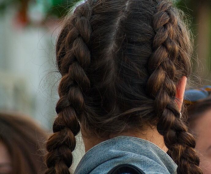 El look ideal para la playa: las trenzas básicas.