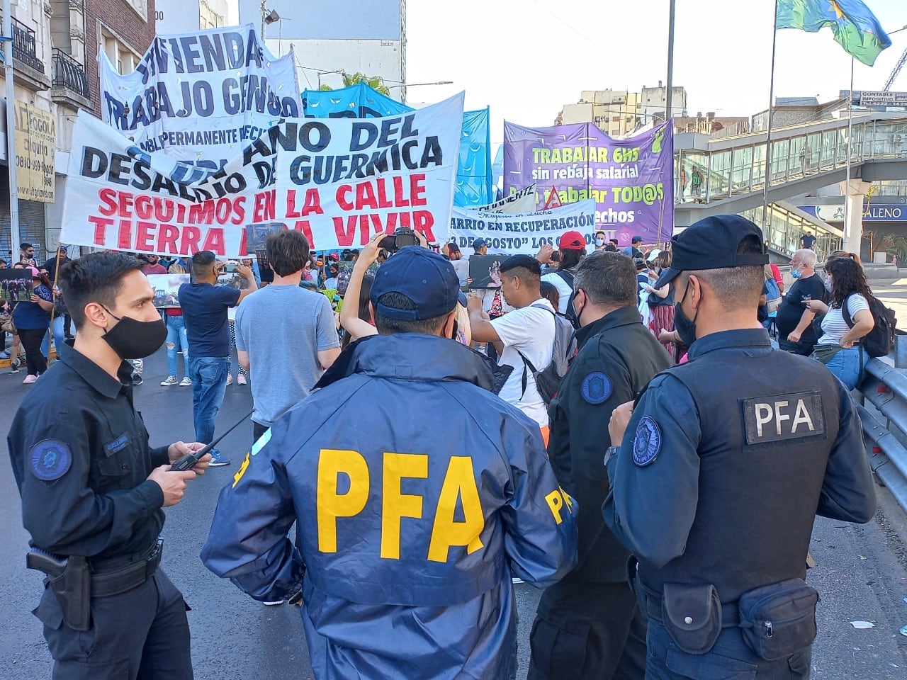 La Policía Federal tuvo que intervenir para contener el avance de los manifestantes.