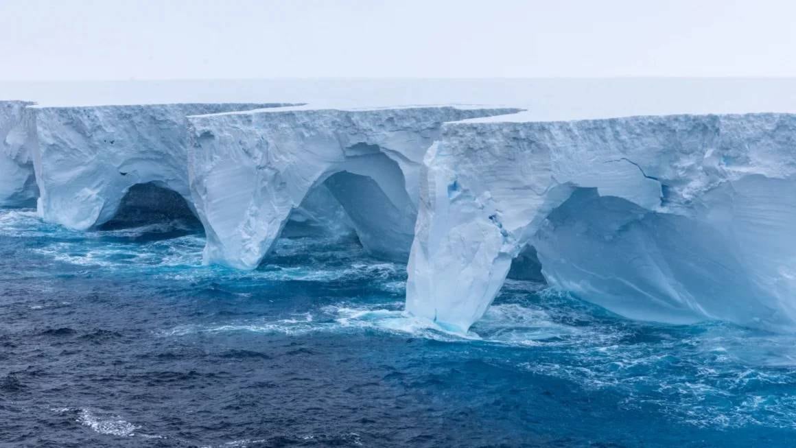 El iceberg más grande y antiguo del mundo, conocido como megaiceberg A23a, se desprendió de su posición al norte de las Islas Orcadas del Sur. (CNN / Eyos Expeditions)