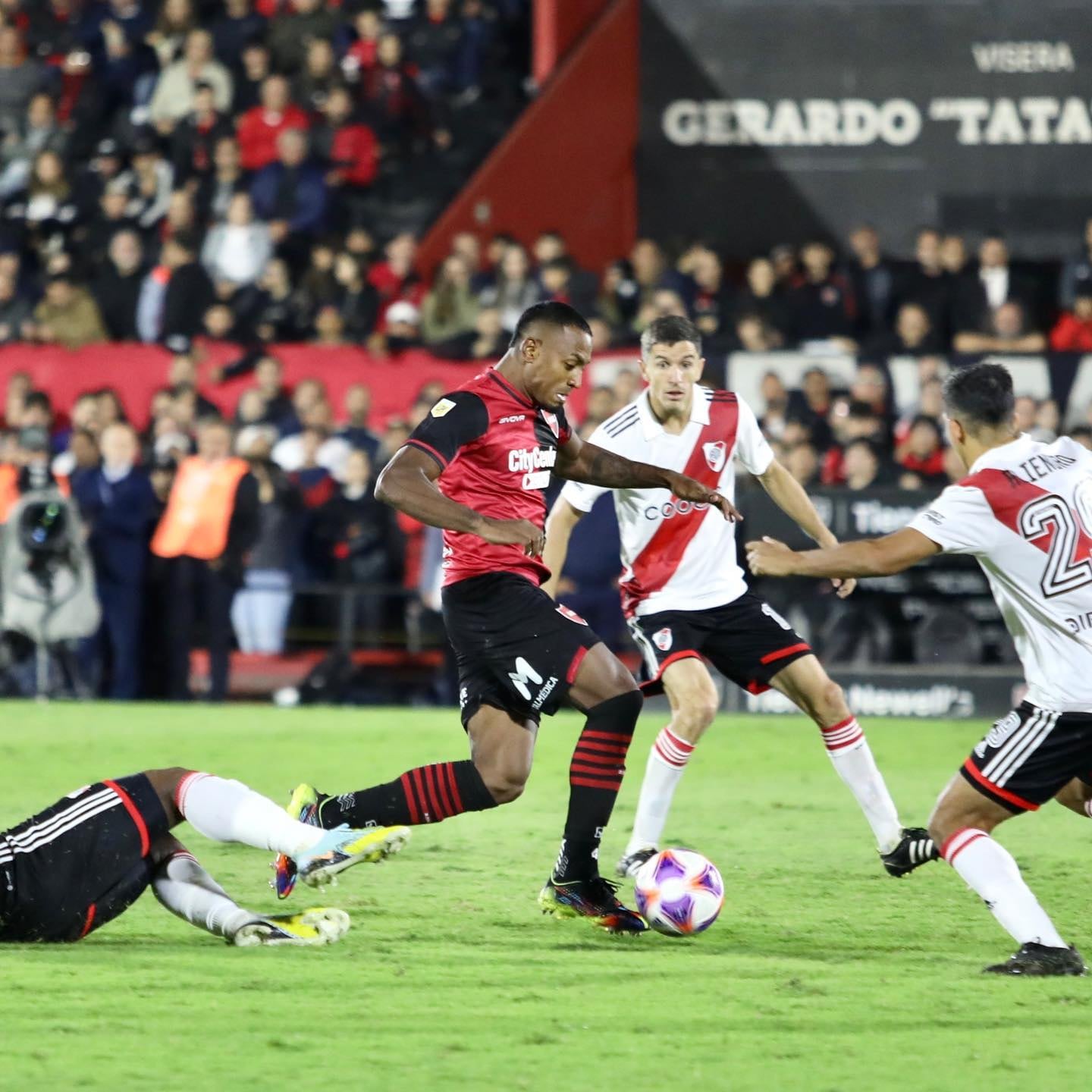 El marcador central fue titular desde que llegó a la Argentina.