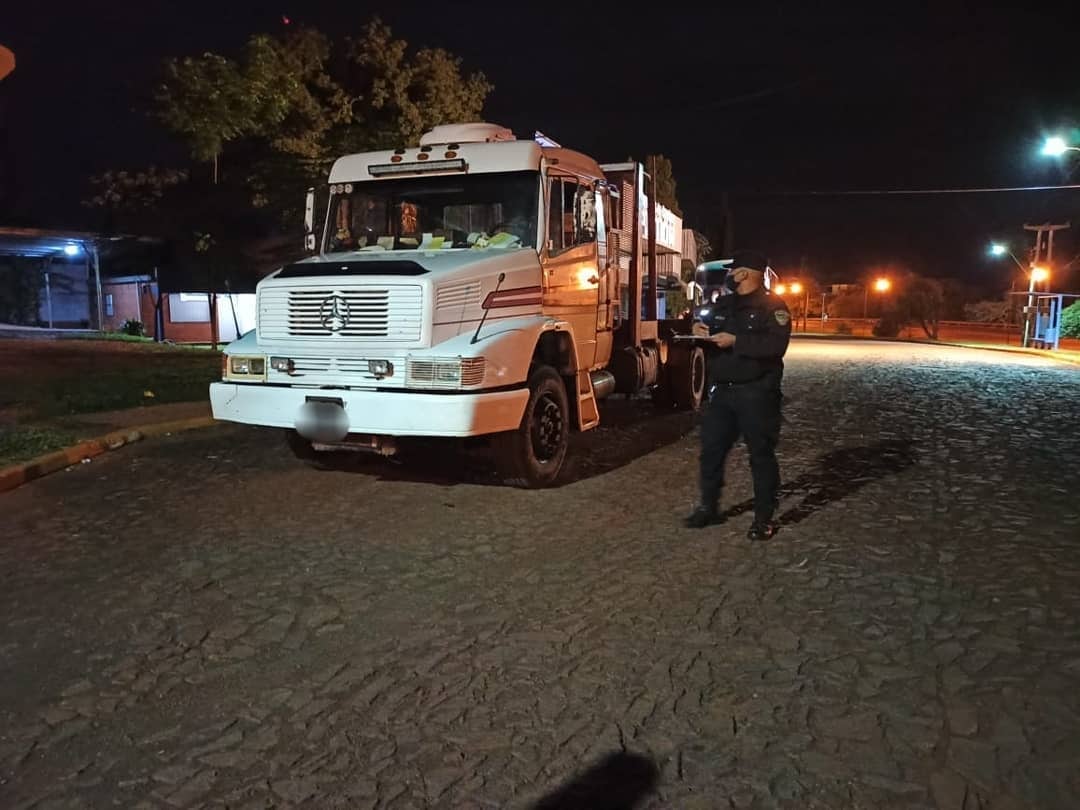 Tras una persecución controlada, interceptaron el camión frente a la Terminal de Ómnibus de Puerto Rico.