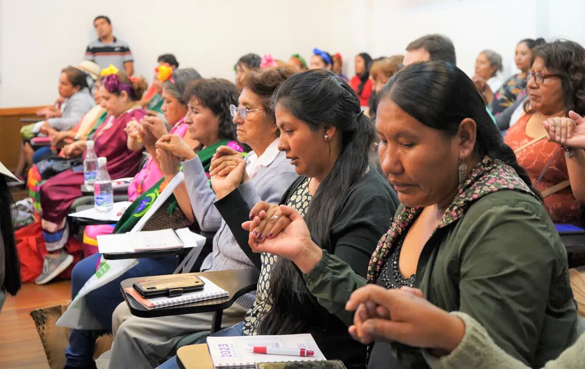 Las referentes de las comunidad guaraníes y demás invitadas al acto se hermanaron en una ceremonia de agradecimiento, en el transcurso de la jornada.