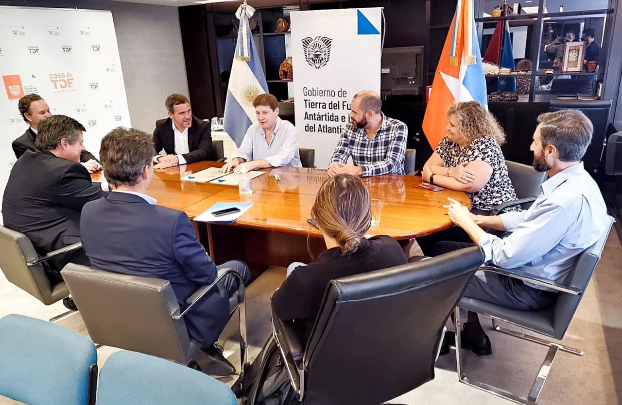 Durante el encuentro, los funcionarios fueguinos, conversaron con los representantes de ADEFA, acerca de las bondades del sector industrial de TDF.