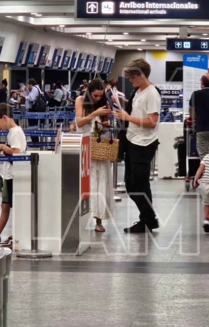 Pampita y Benjamín Vicuña juntos en un aeropuerto