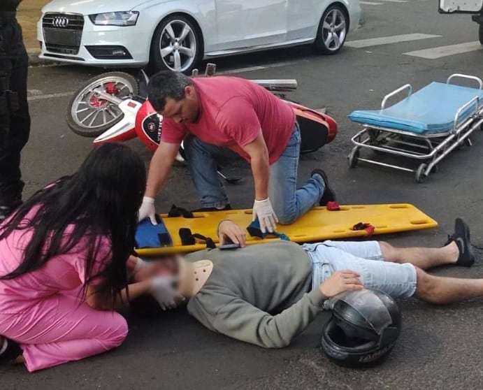 Accidente en pleno centro de Posadas: un motociclista terminó herido.