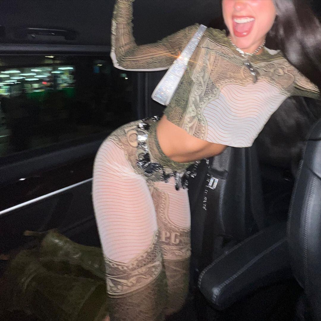 Dua Lipa conquistó con un extravagante outfit al estilo dólar.