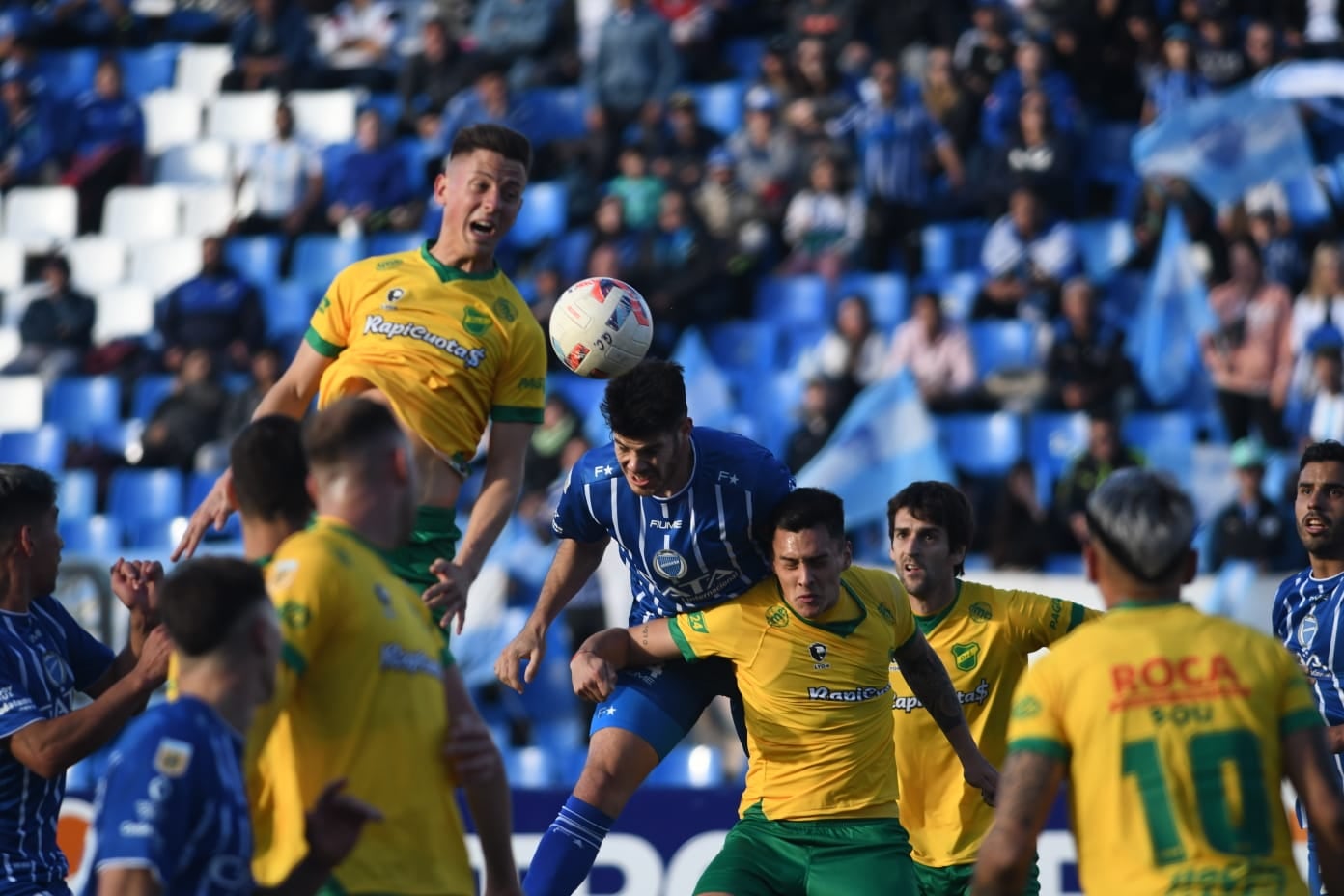 Guillermo Ortiz conecta de cabeza y logra el empate a Godoy Cruz.