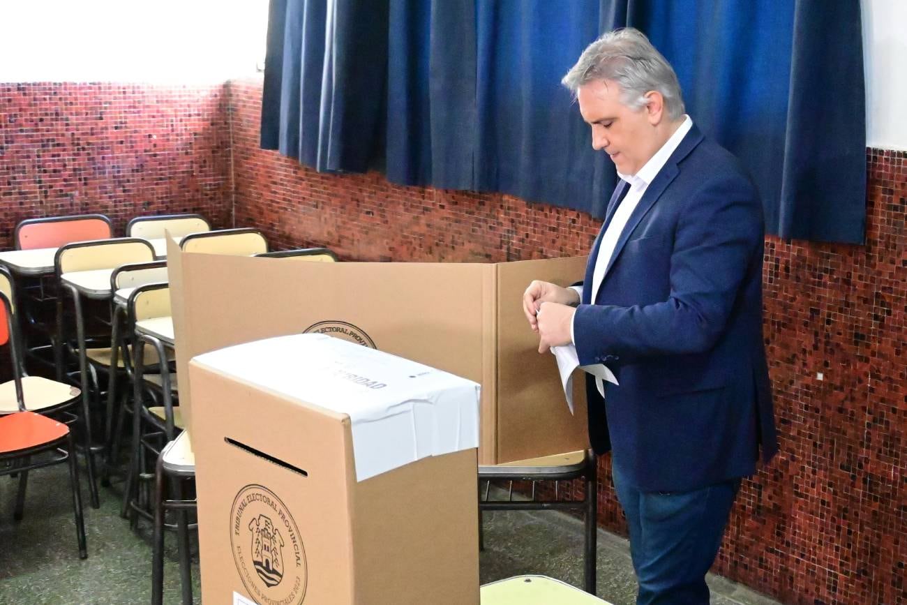 El candidato a gobernador Martín Llaryora votó en una escuela de barrio Centro. (Prensa Hacemos Unidos por Córdoba)