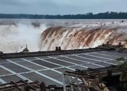 Por la crecida cierran acceso a la Garganta del Diablo de las Cataratas del Iguazú.