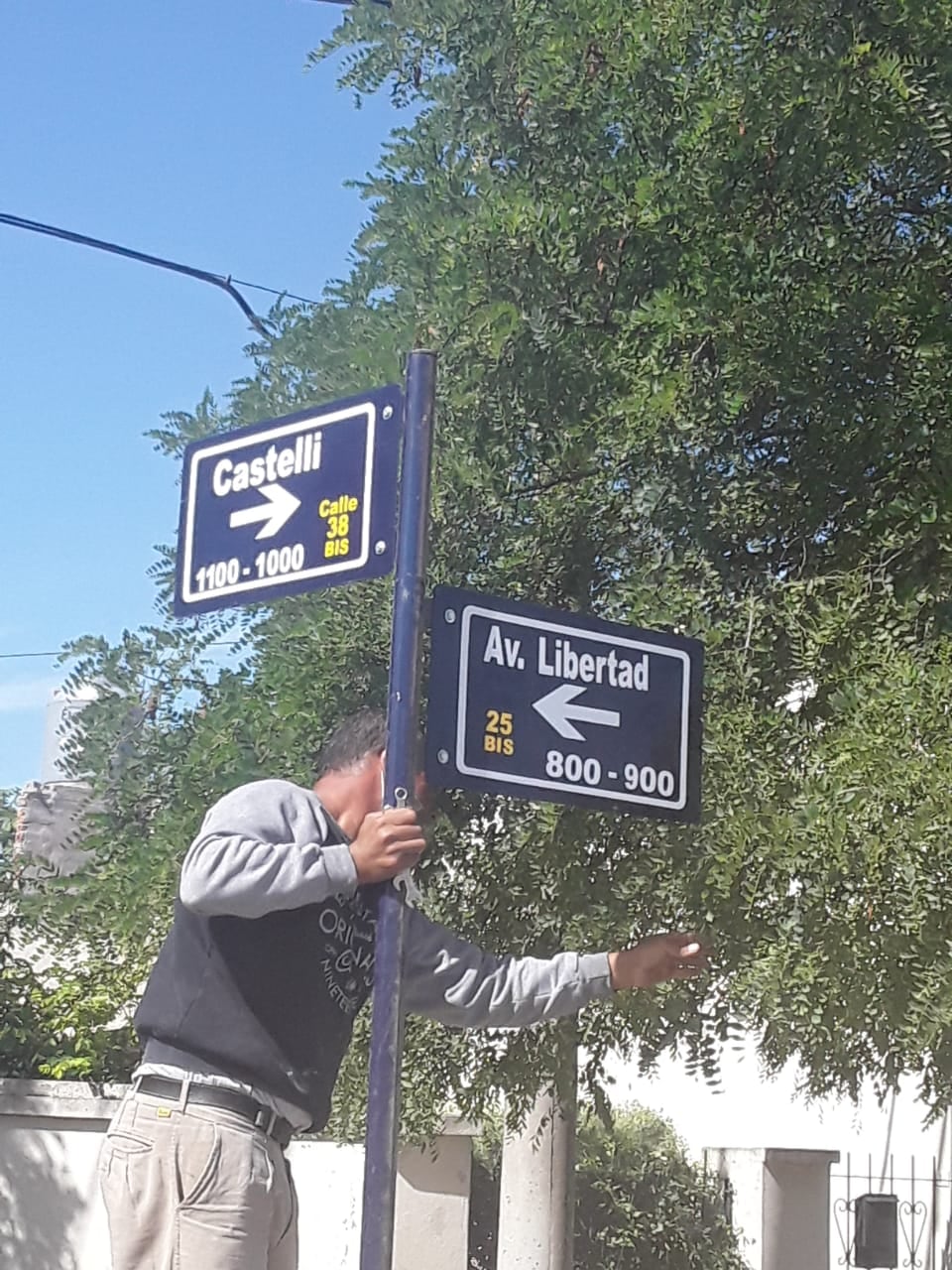 Personal de Obras y Servicios Públicos  de la Municipalidad de Tres Arroyos, colocaron carteles indicadores de calles sobre Av. Libertad