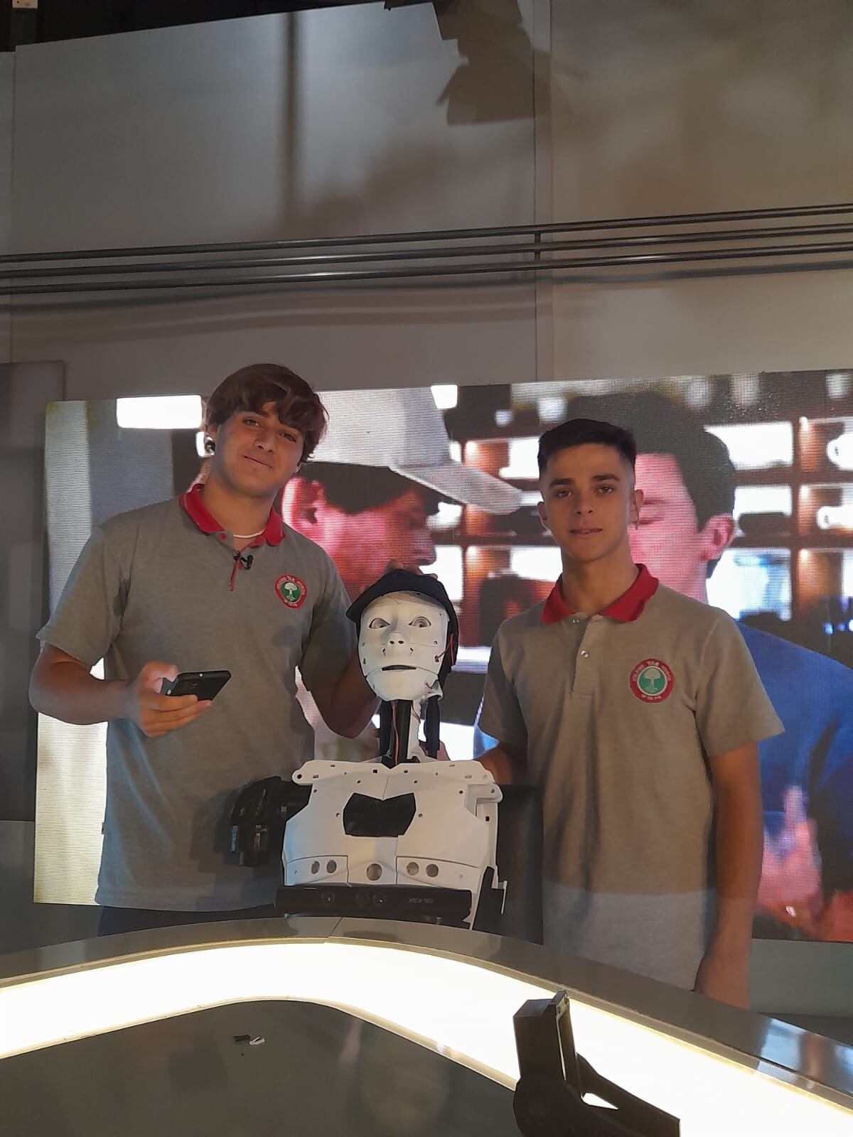 Dos mendocinos de 17 años crearon un robot que puede interpretar en Lengua de Señas