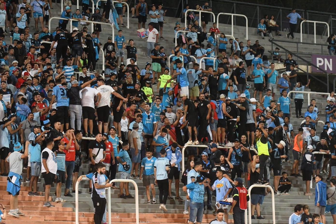 Los fanáticos de Belgrano que viajaron a Mendoza. (Gentileza Los Andes).