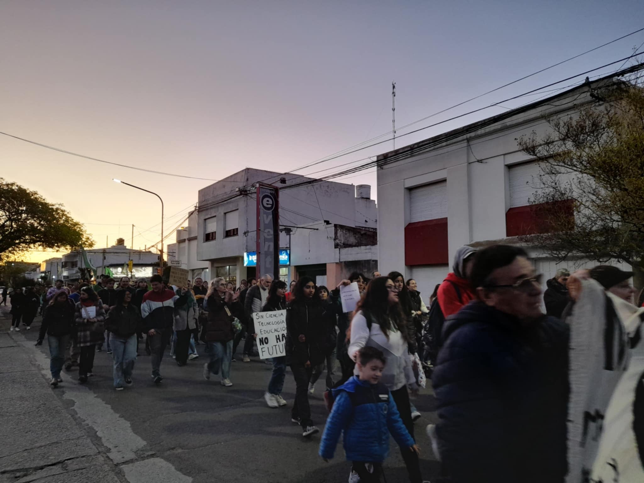 Punta Alta se sumó al resto del país y también marchó en defensa de la universidad pública