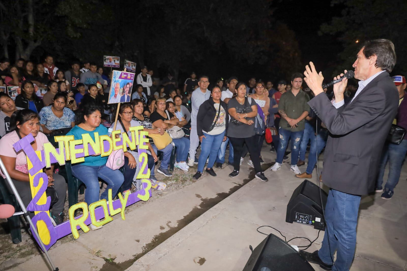 Sadir expresó su apoyo al candidato a intendente Rolando Ficoseco "para que continúe en Perico el programa de transformaciones de Gerardo Morales", señalando que "mi compromiso es trabajar con Roly para hacer cosas por Perico, que será hacer cosas por la provincia".