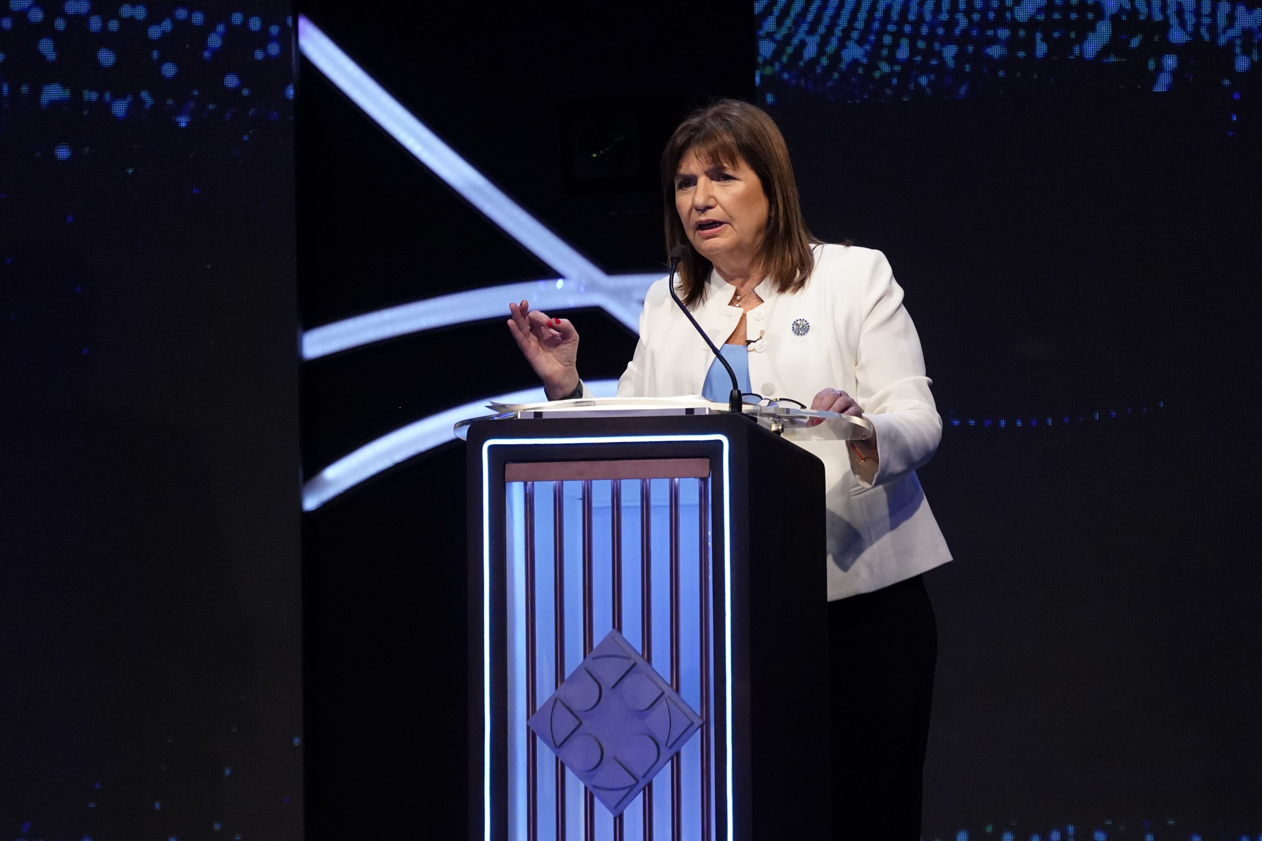 Los candidatos en el primer debate presidencial, en Santiago del Estero. (Gentileza Clarín)