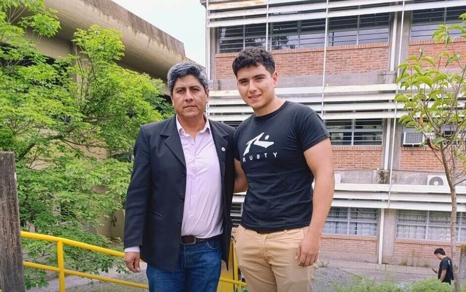 El joven ingeniero Matías Zuliani visitó al  decano Luis Alejandro Vargas en la sede académica de la calle Ing. Mario Ítalo Palanca, tras recibir la noticia de su premiación por parte de la Academia Nacional de Ingeniería.