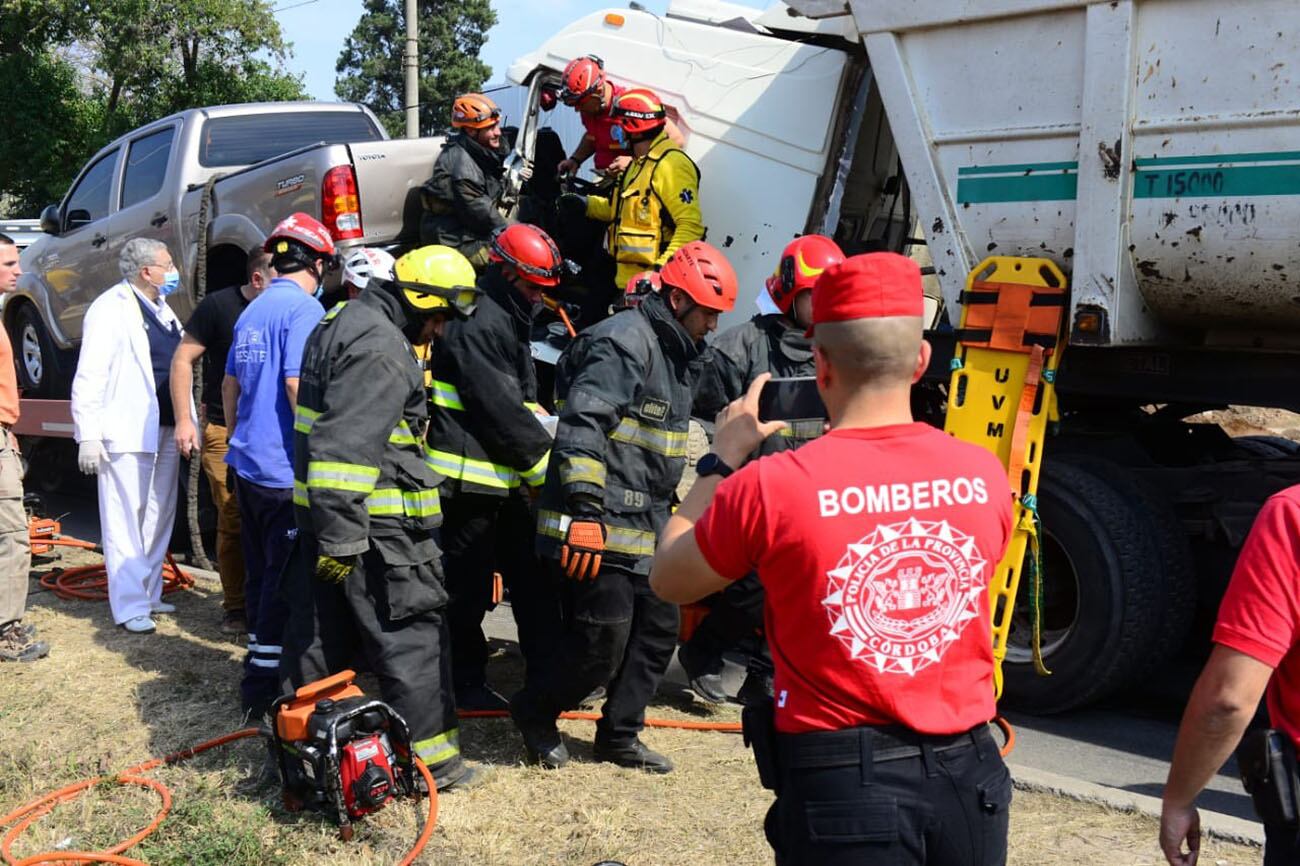 Choque en cadena en avenida La Voz del Interior: un camionero atrapado. Foto José Hernandez