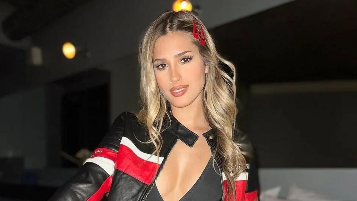 Crop top escotado y pantalón overzise tiro bajo: el look de Julieta Poggio para viajar a Uruguay