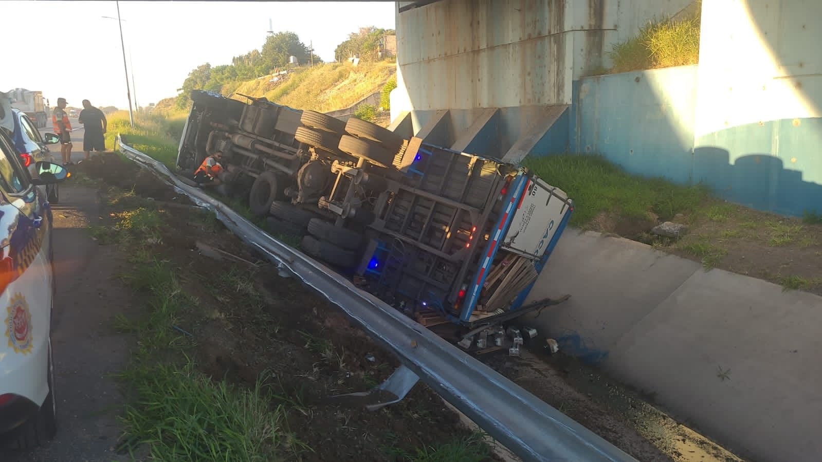 El camión transportaba cajas de vino y otras bebidas alcohólicas.