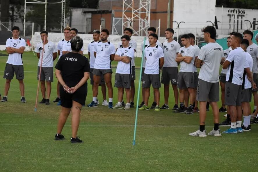 Yamila Correa de Gimnasia, primera mujer en formar parte del CT de un equipo de Primera Nacional.