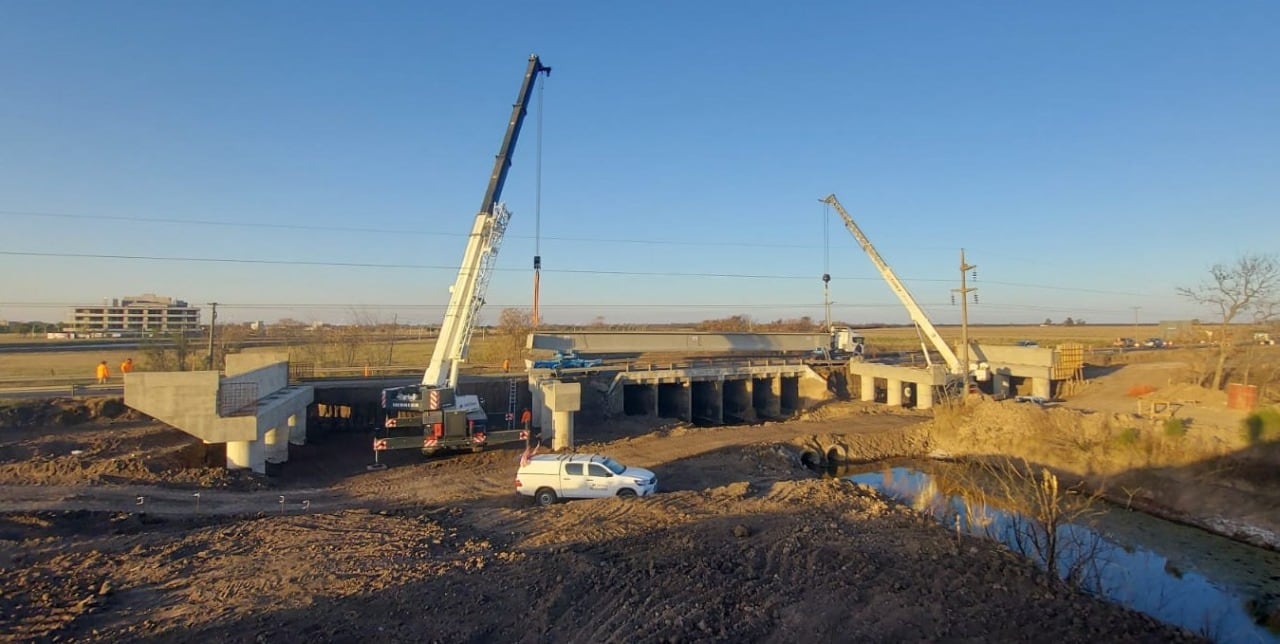 Colocación de las vigas del nuevo puente sobre el Canal Vila Cululú