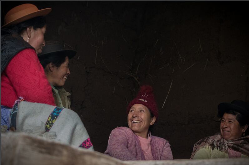 Magda Surichaqui Cóndor, Magna Gonzales Araujo, Santosa Rosalía Contreras Quintín y Virginia Gonzáles Araujo, originarias de Huancavelica, la región más pobre del Perú, cuentan su dramática historia en "Mujer de soldado".