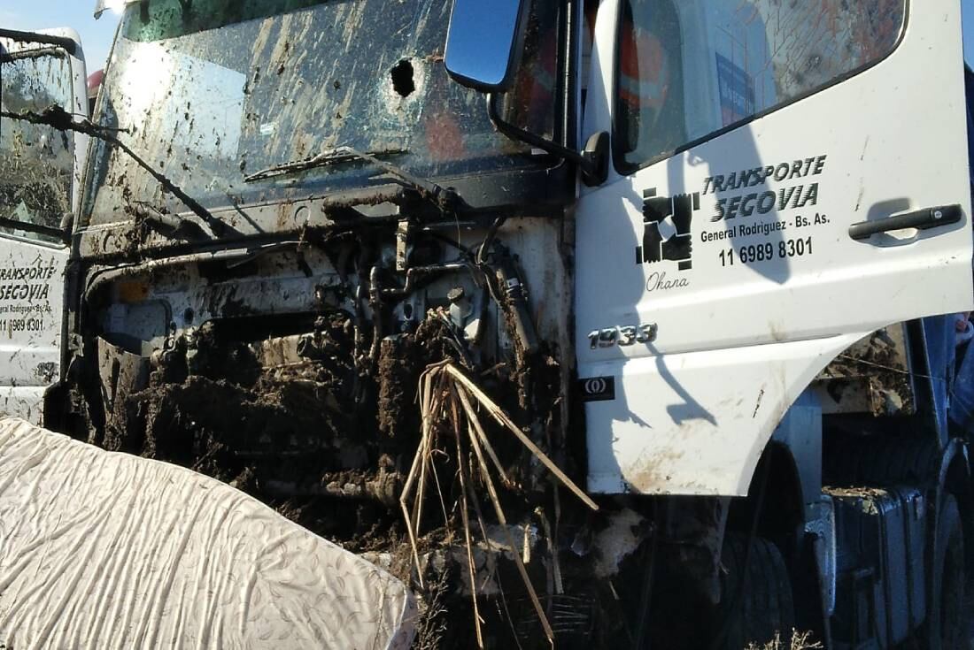 El camión recibió el impacto de una piedra justo en el lugar donde iba sentado el chofer.