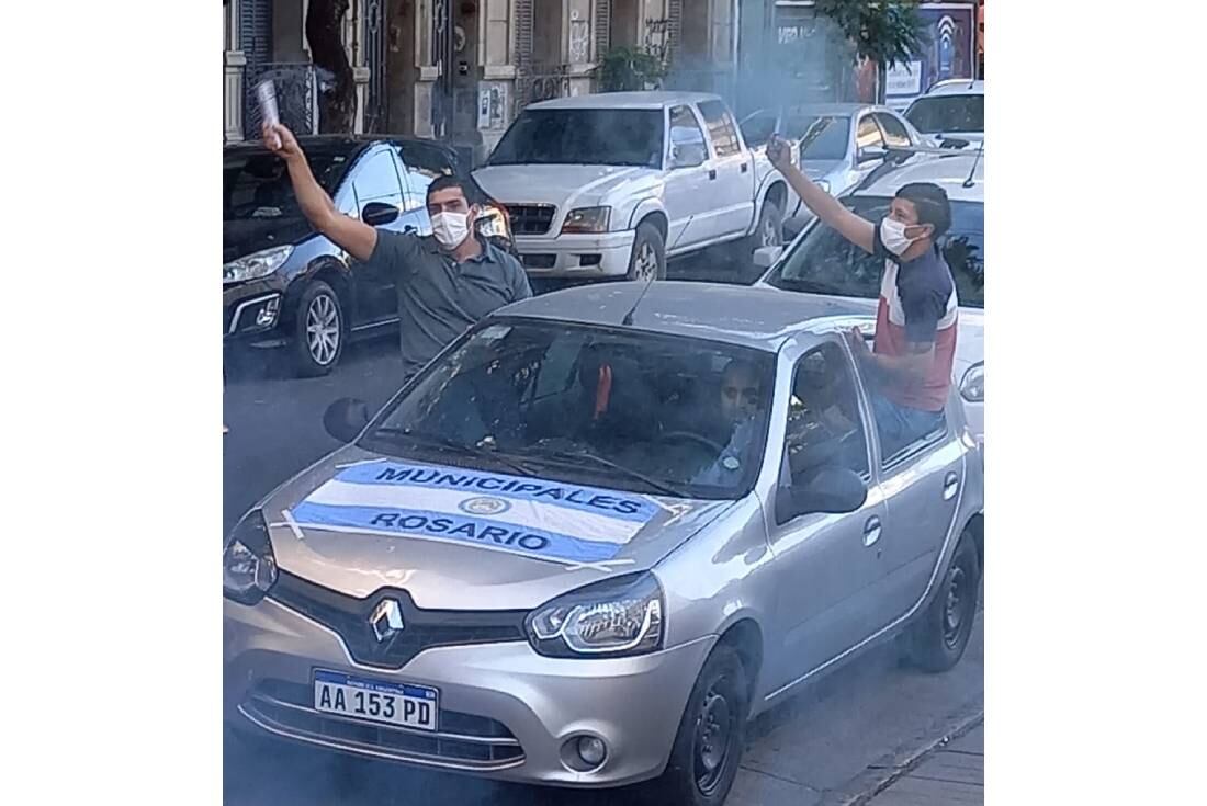 Municipales marchan pidiendo ser vacunados.