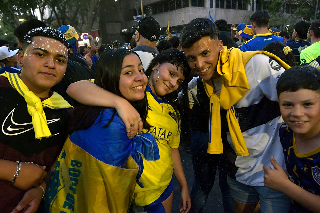 El Club Atlético Boca Juniors volvió a consagrarse campeón al empatar con Independiente de Avellaneda y sumó su estrella 73 y así se quedó con la Liga Profesional
Festejos en el Kilómetro Cero de Mendoza
Foto: Orlando Pelichotti