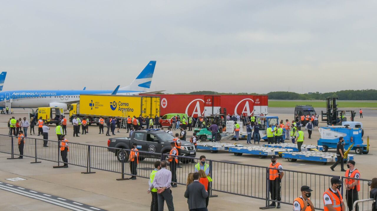 Llegó al país el tercer vuelo desde Moscú, con 220.000 vacunas Sputnik V.