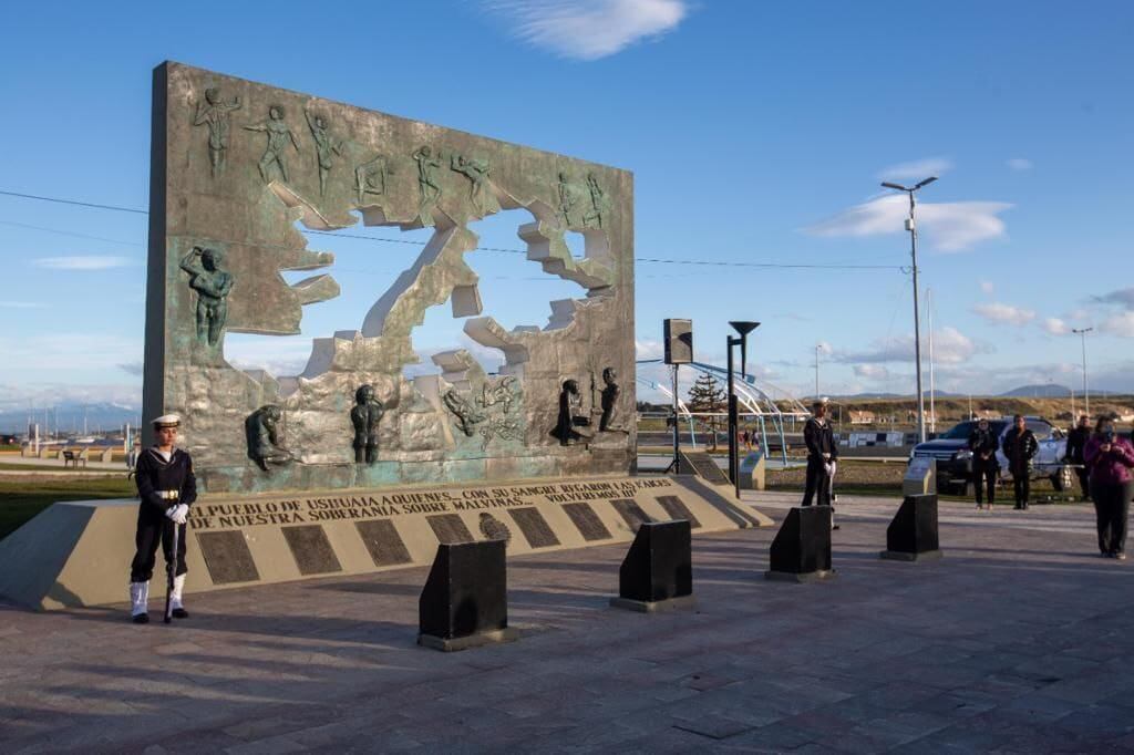 Sentido homenaje a los caídos, familiares y veteranos de Malvinas