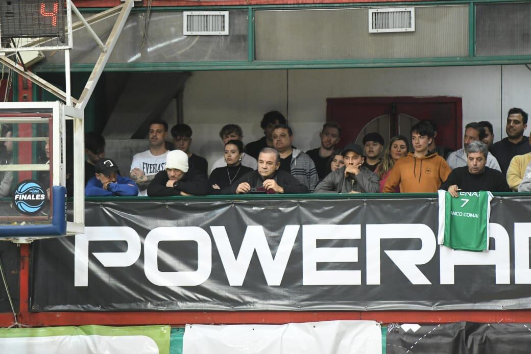 Atenas enfrentó a Racing de Chivilcoy en el Polideportivo Carlos Cerutti por la final de la Liga Argentina de básquet. (Facundo Luque / La Voz)