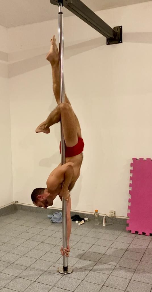 Uno de los alumnos que tiene Fernanda en la escuela. Los grupos son diversos en cuento a condiciones físicas y eso es algo que la poledancer rescata mucho.