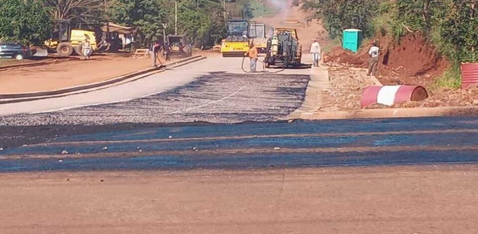 Continúan las obras de asfaltado sobre la avenida Córdoba en Eldorado.