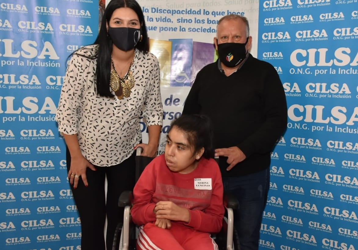 La intendenta Flor Destéfanis, acompañó la destacada labor solidaria con la entrega de 15 sillas de ruedas.