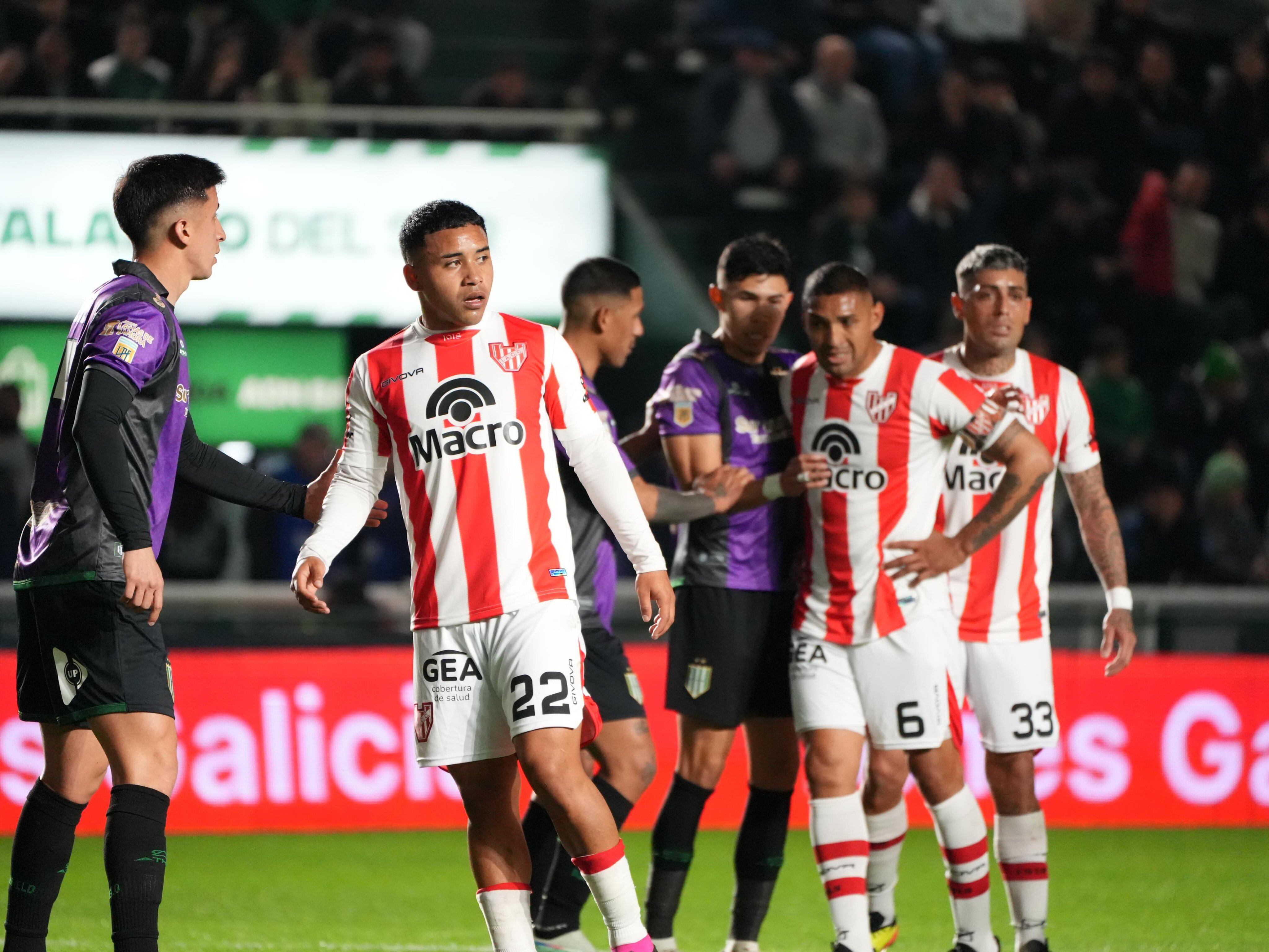 Damián Puebla, volante de Instituto, marcó el primer gol del partido, a los 46 minutos de la primera etapa ante Banfield. (Prensa Instituto)