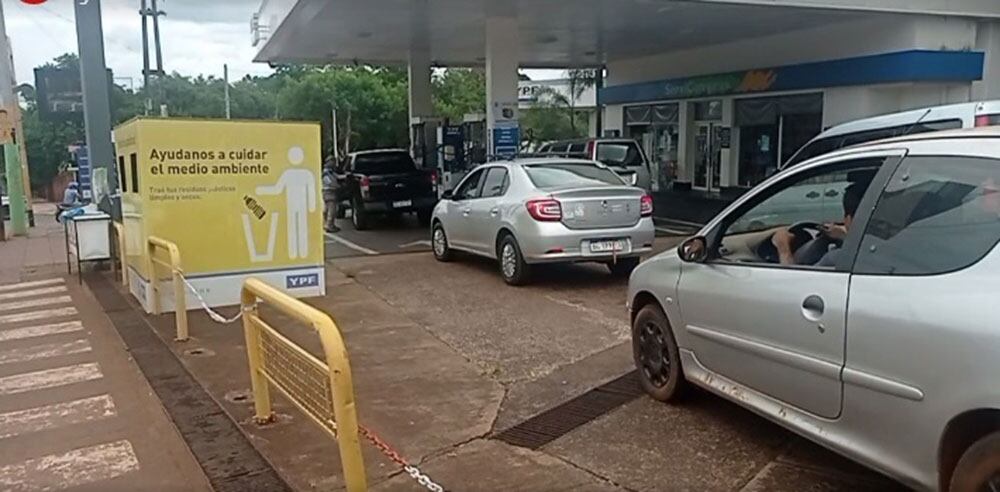 Largas filas para cargar combustible en Puerto Iguazú.