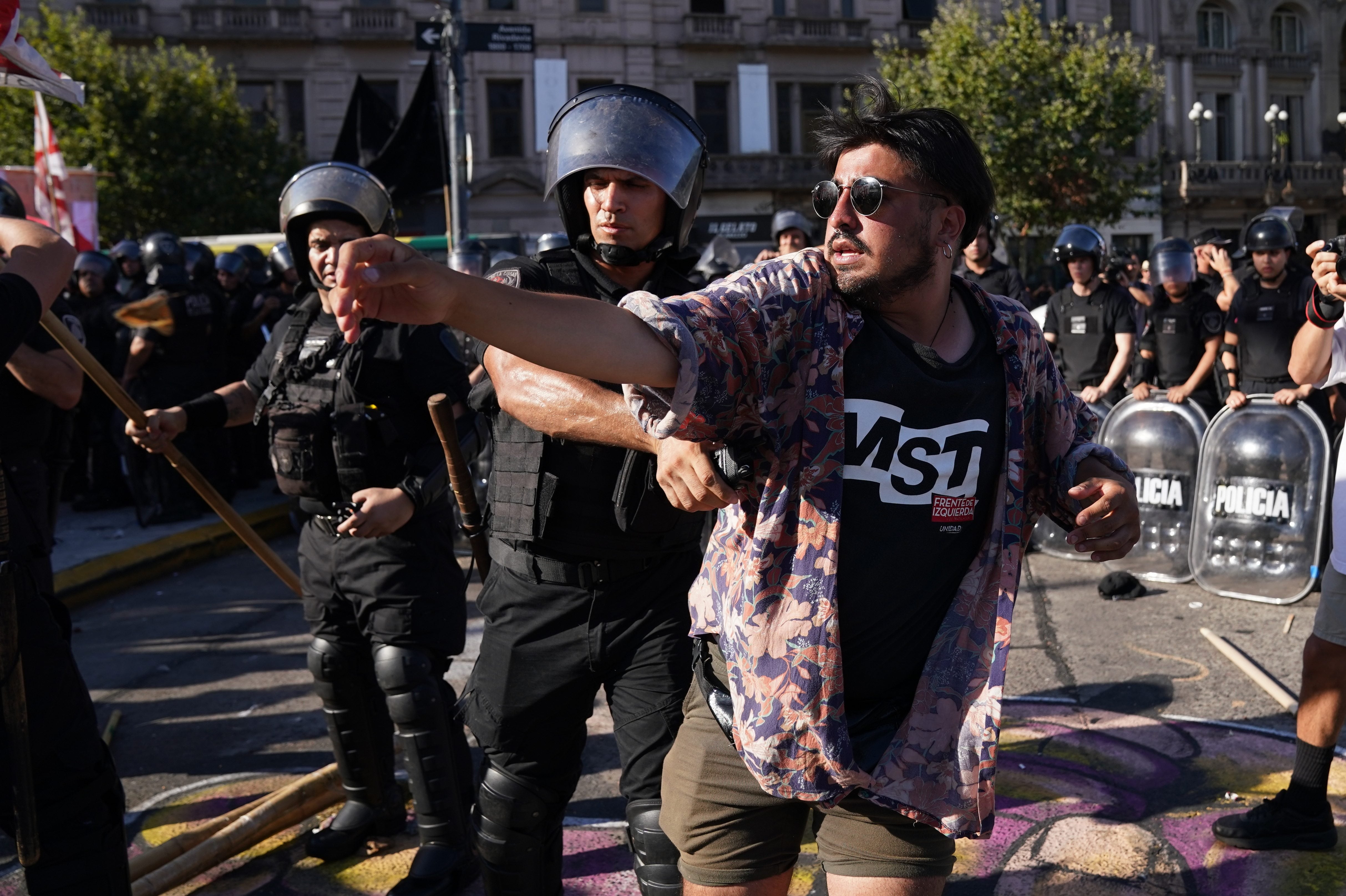 En el segundo día de debate de la "ley ómnibus", continúan las protestas en las inmediaciones del Congreso. (Corresponsalía)