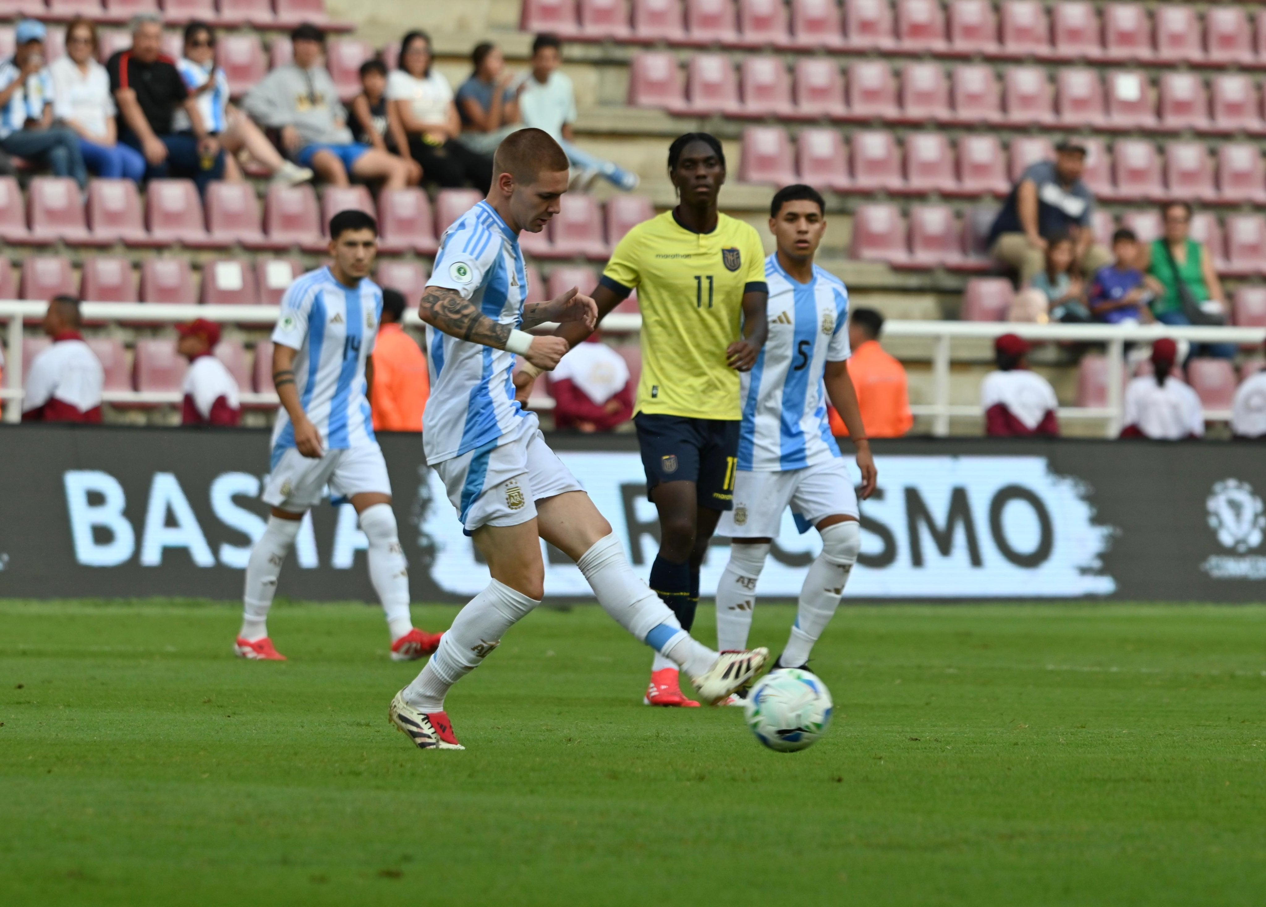 Argentina Sub-20 no se sacó diferencias con Ecuador e igualó en 0-0. Con este resultado, los dirigidos por Diego Placente quedaron segundos en el Grupo B y clasificaron al hexagonal final del que saldrán las cuatro selecciones que participarán del mundial. (Prensa Selección Argentina)