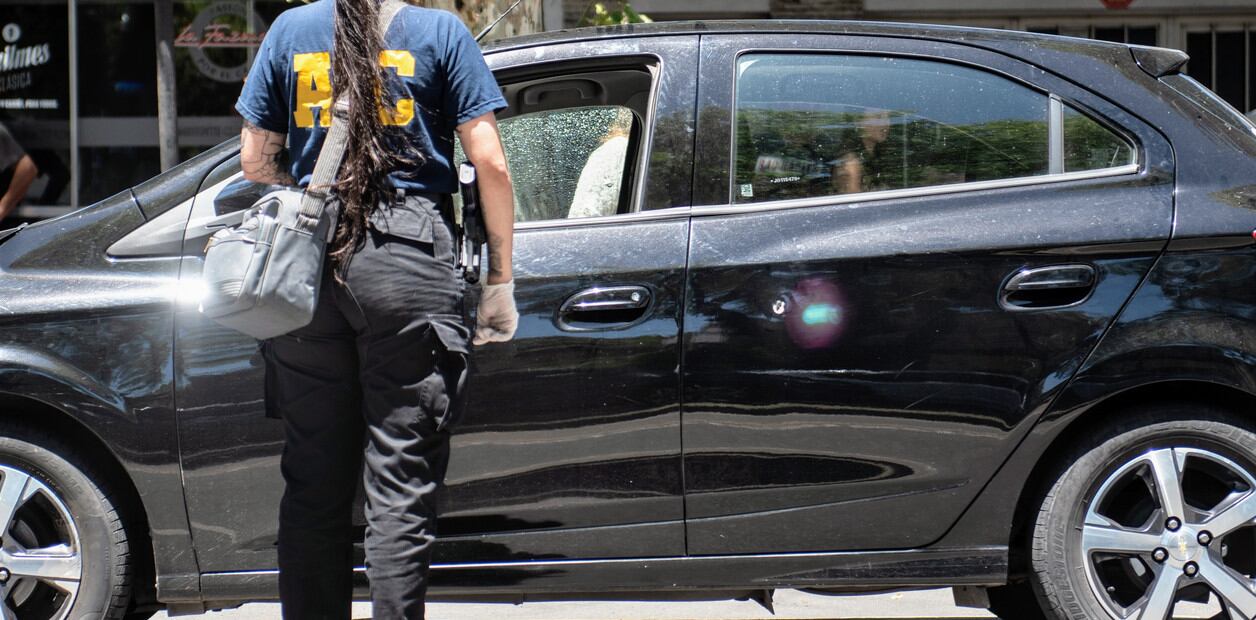 La policía inspeccionó el auto sobre avenida Pellegrini al 3900.