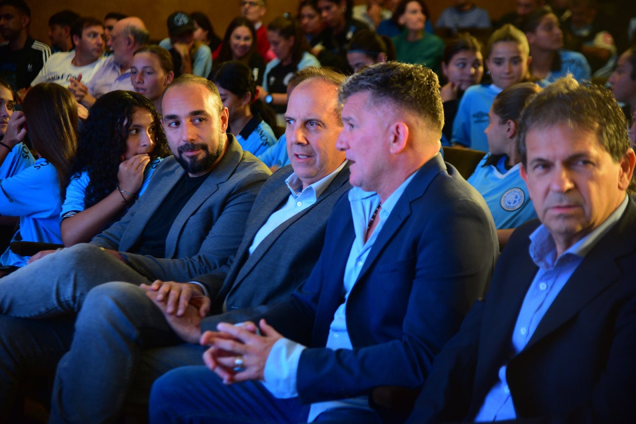 Encuentro con la Historia.  El club Belgrano cumple 120 años y repasó su historia en una charla con los periodistas Gustavo Farías y Pablo Giletta en el auditorio de La Voz. (Nicolás Bravo / La Voz)