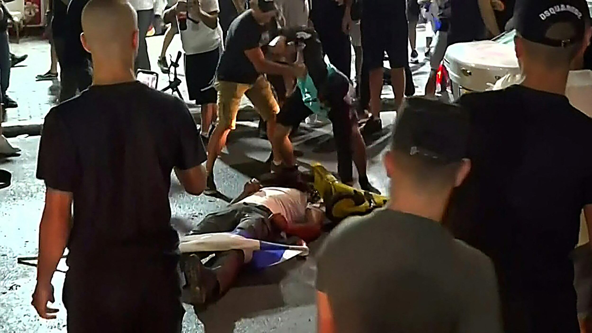 Captura de video obtenida de un metraje publicado por la emisora pública Kan 11 que muestra a una mafia israelí de extrema derecha atacando a quien consideraban un hombre árabe, en el paseo marítimo de Bat Yam, una ciudad al sur de la capital comercial de Israel Tel. Aviv.