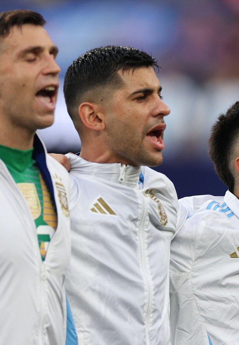 Romero en la semifinal cantando el himno.