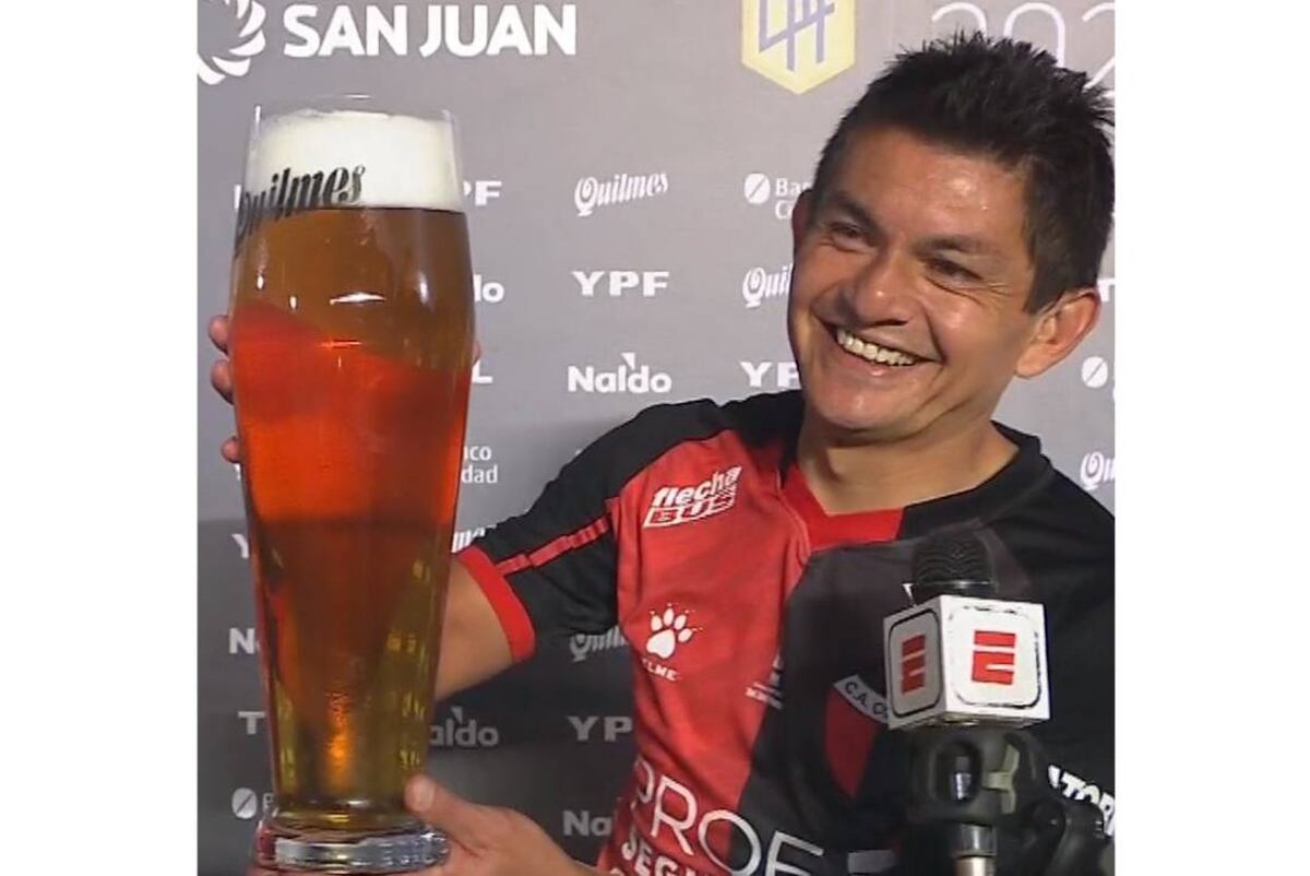 El “Pulga” Rodríguez festejó el campeonato de Colón, pero no todo es alegría: ¡Se le cayó la cerveza!
